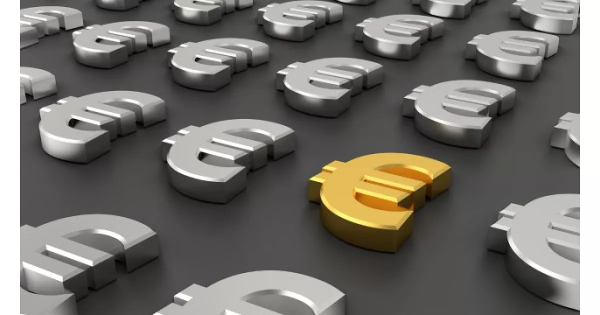 EUR/USD holds steady, awaiting key US economic data for direction. Market shows neutral bias.