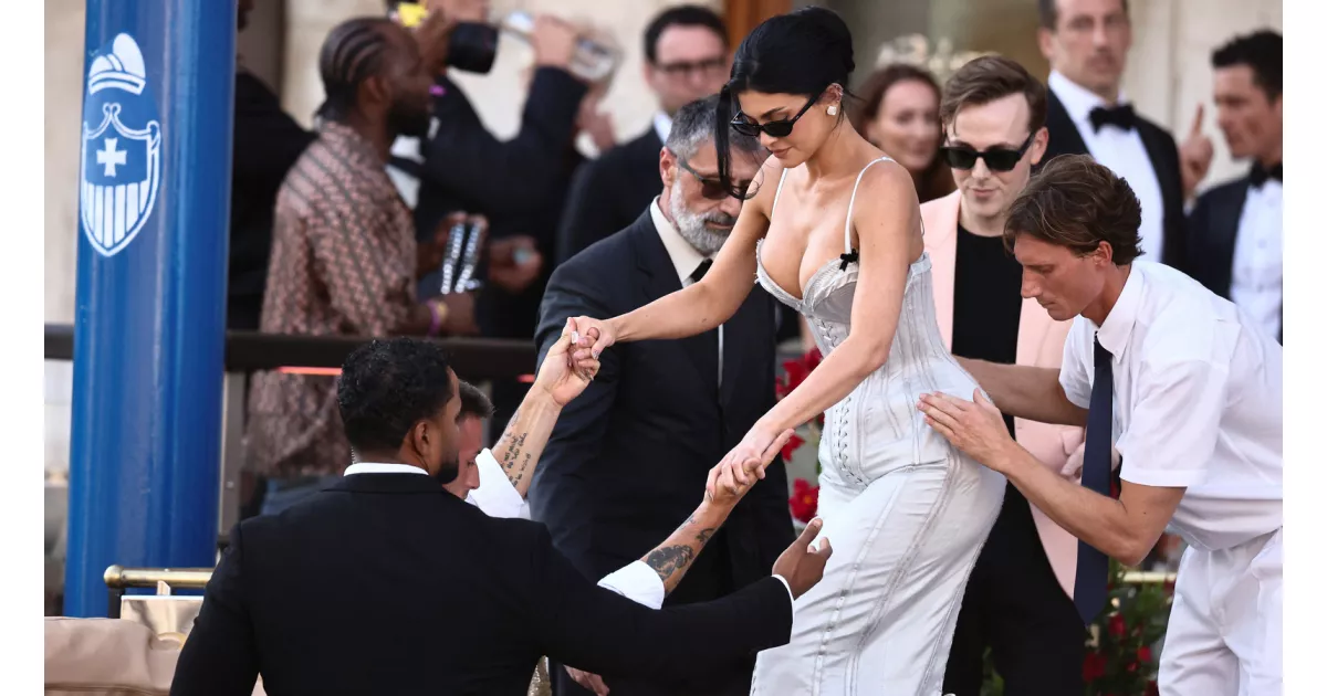 Kylie Jenner's off-white dress turned heads at Jeff Bezos and Lauren Sanchez's wedding.