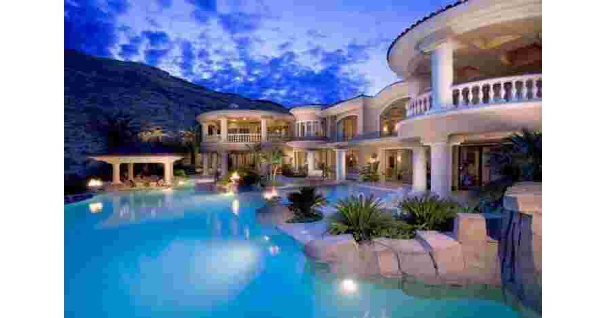 Luxurious Meaning and Definition