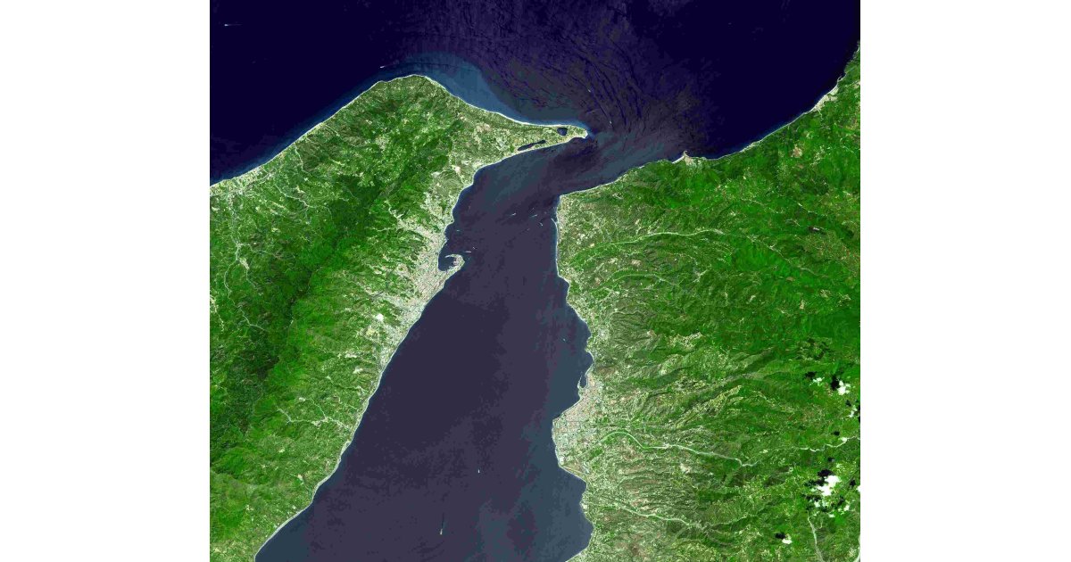 Strait Meaning and Definition