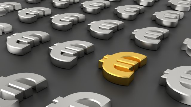 EUR/USD holds steady, awaiting key US economic data for direction. Market shows neutral bias.