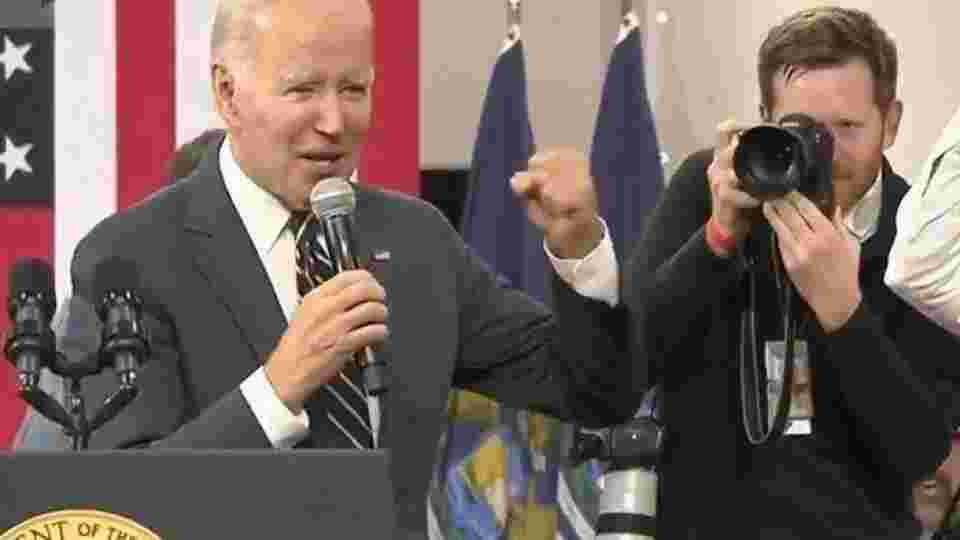 Biden flew into the air with joy! He interrupted the official meeting and hugged the microphone: "Game over!"