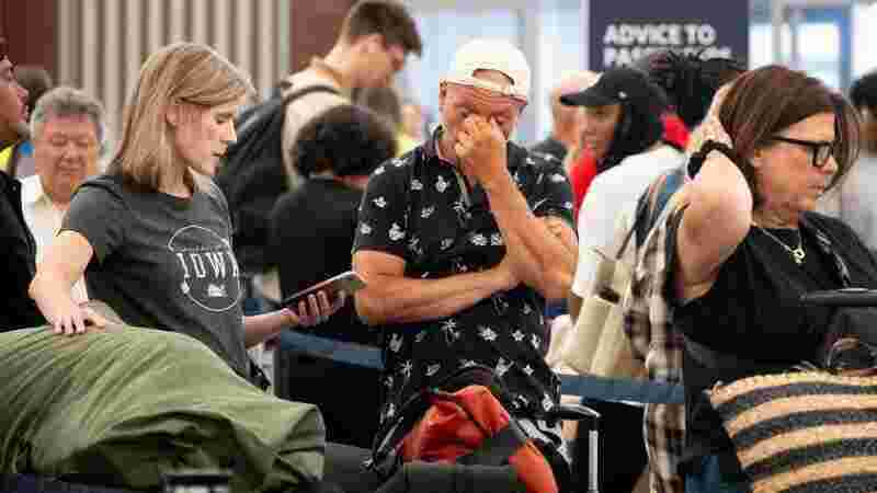 Hundreds of US flights are canceled for the 4th straight day. Here’s the latest on the global tech outage 