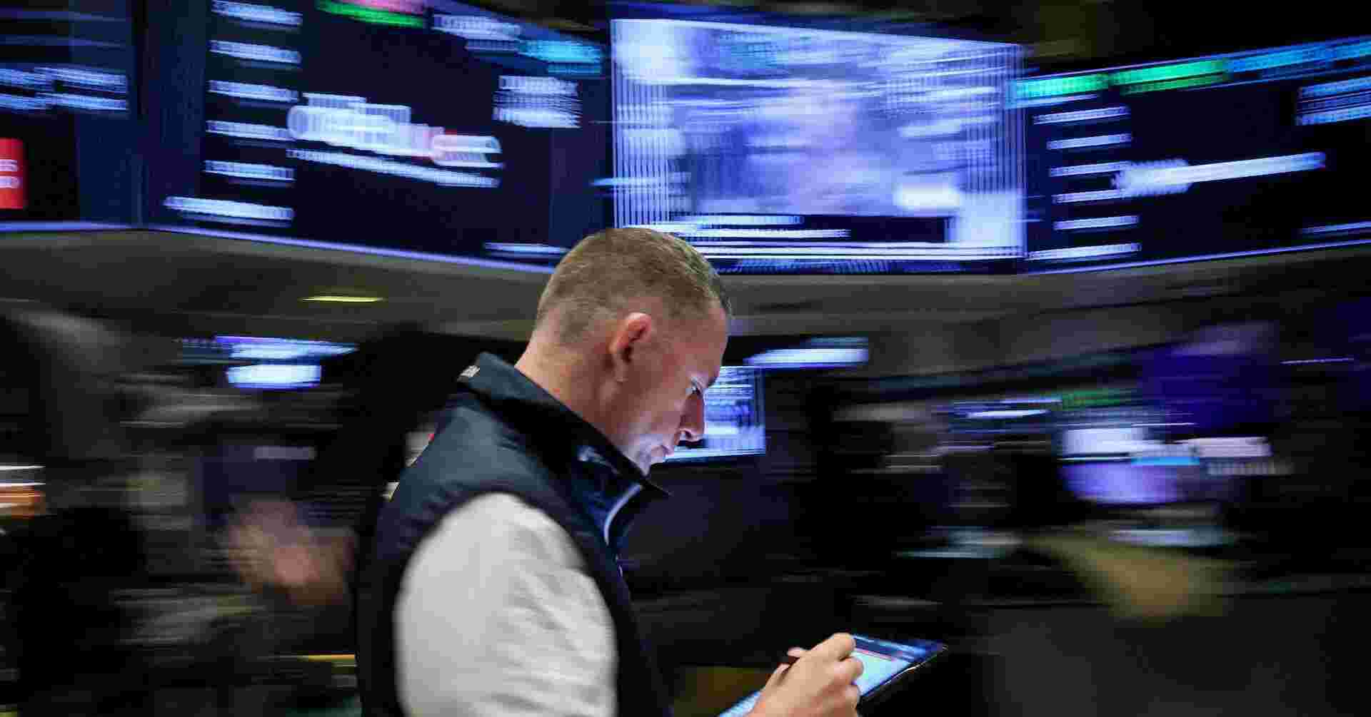 Wall St ends lower ahead of Jackson Hole, snapping multi-session rally