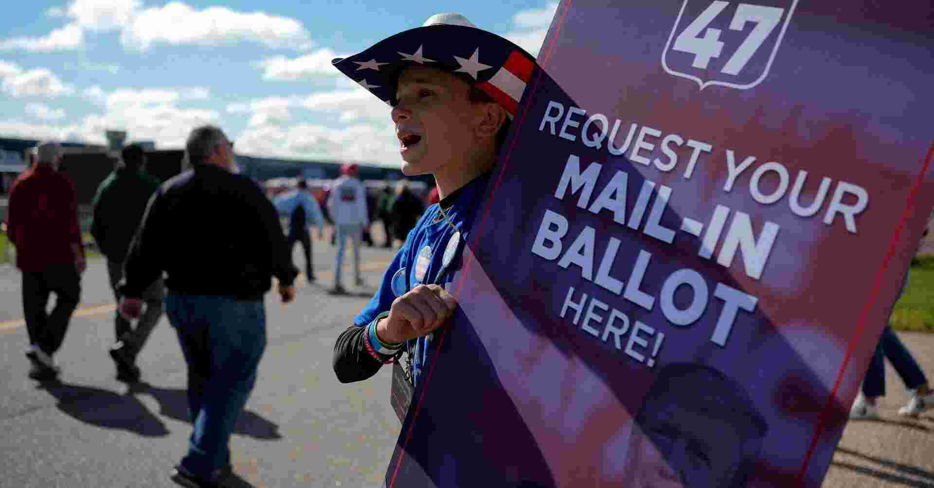 Donald Trump looks to excite white, small-town base at Wisconsin rally