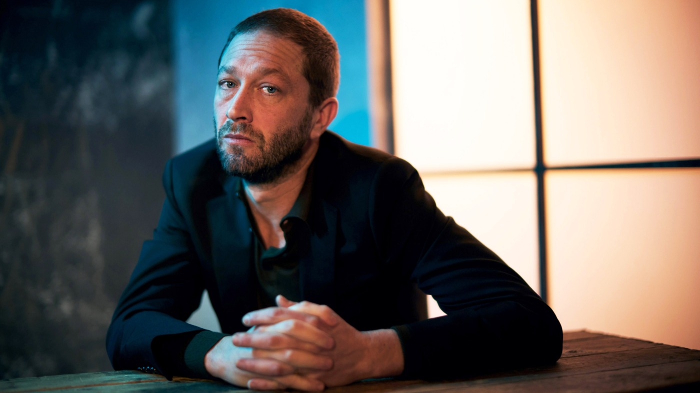 Ebon Moss-Bachrach describes the set of 'The Bear' as very loving, contrasting the show's chaotic kitchen environment with a calm and well-run atmosphere