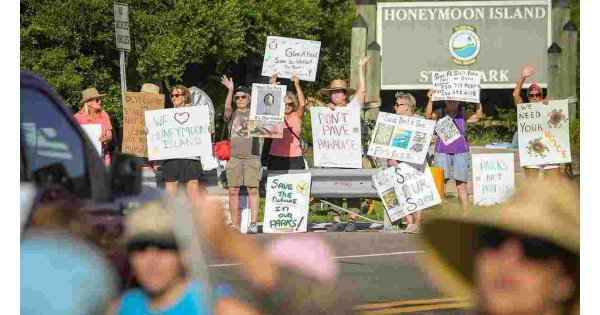 At Honeymoon Island State Park, urgency grows to defend ‘the real Florida’ At Honeymoon Island State Park, urgency grows to defend ‘the real Florida’