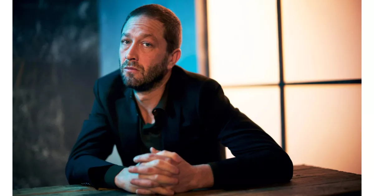 Ebon Moss-Bachrach describes the set of 'The Bear' as very loving, contrasting the show's chaotic kitchen environment with a calm and well-run atmosphere