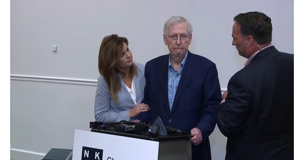 McConnell appears to freeze while speaking with reporters in Kentucky McConnell appears to freeze while speaking with reporters in Kentucky