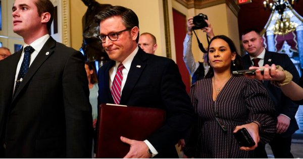 Senate Strikes Deal to Vote on Spending Bill Just as Funding Expires Senate Strikes Deal to Vote on Spending Bill Just as Funding Expires