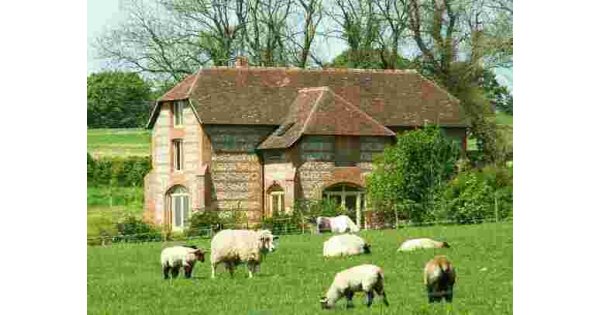 Farmhouse Meaning and Definition