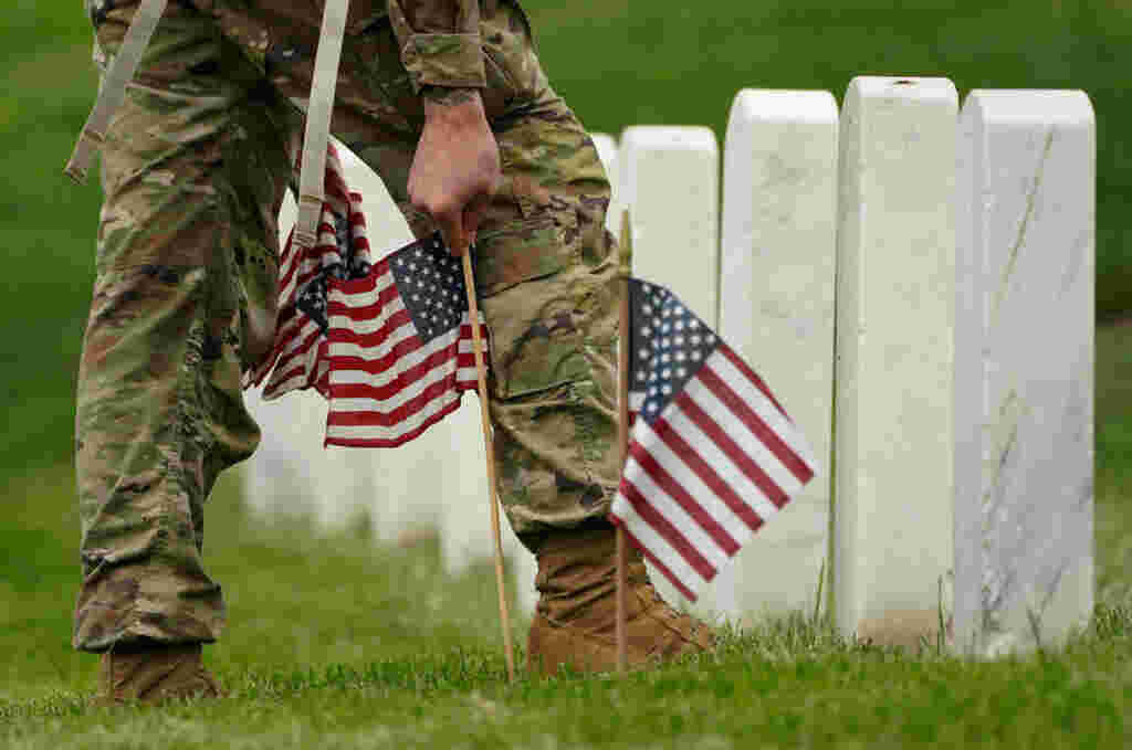 WATCH: Trump appears at Arlington cemetery event honoring 13 service members killed in Kabul bombing