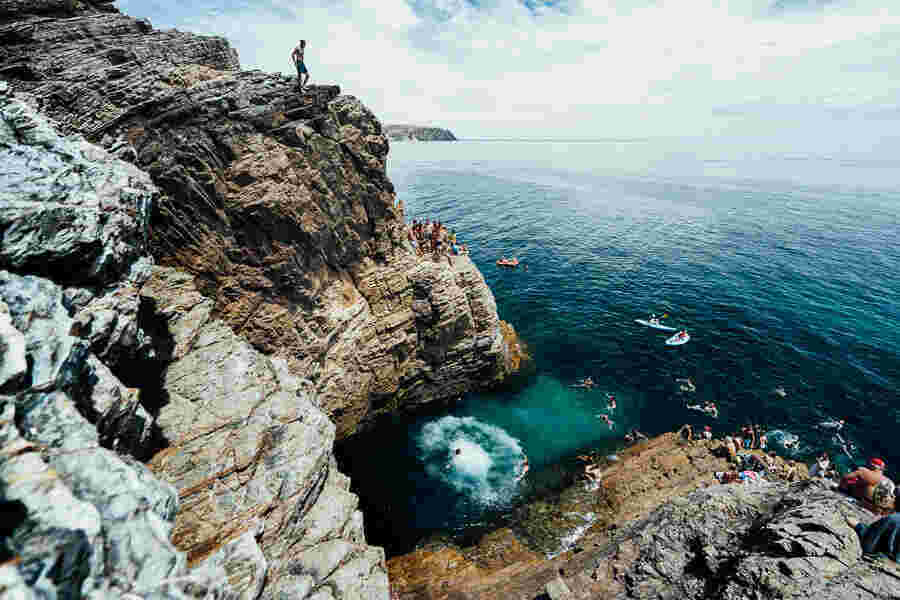 Cliff Meaning and Definition