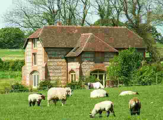 Farmhouse Meaning and Definition