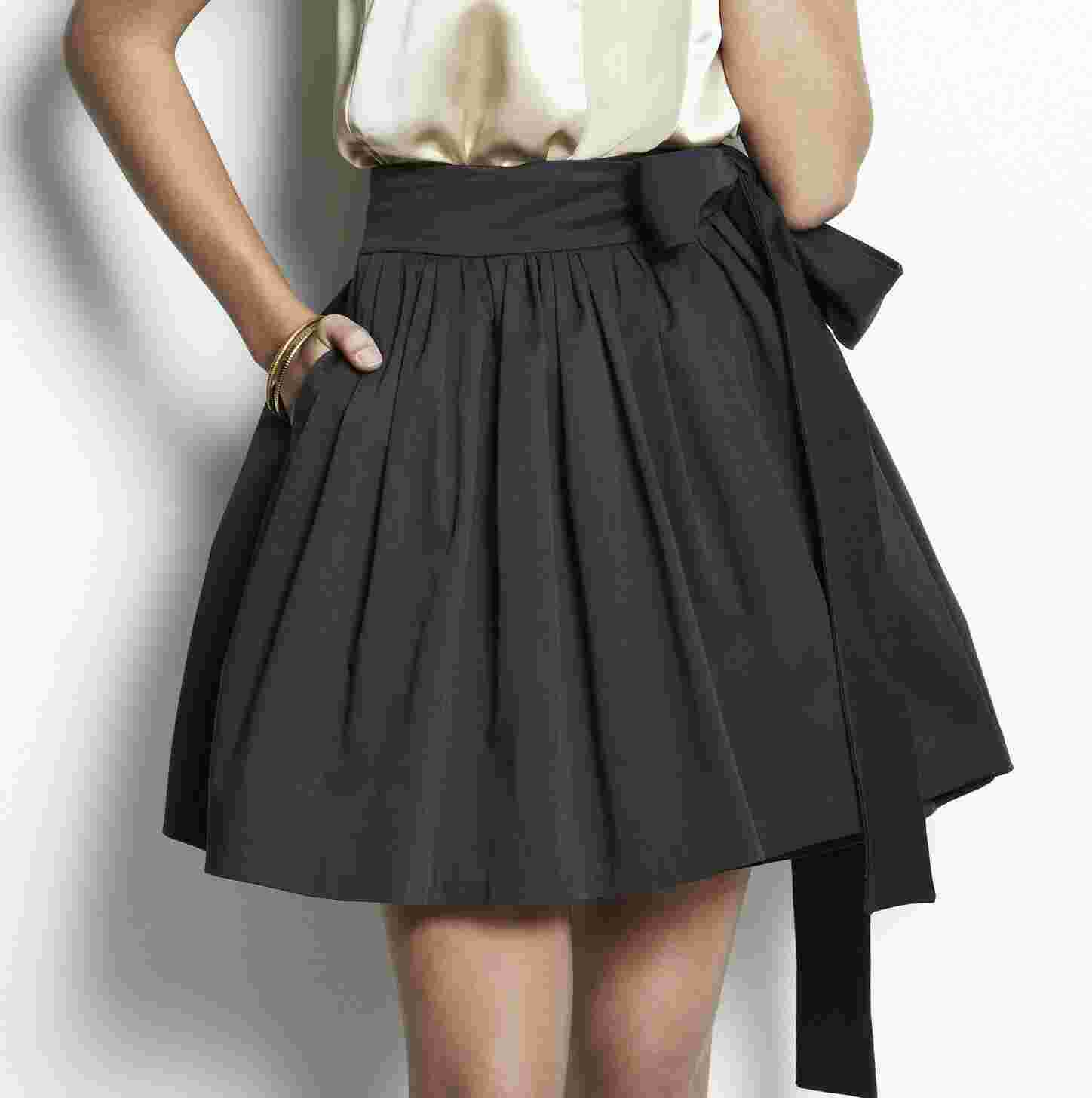 Skirt Meaning and Definition