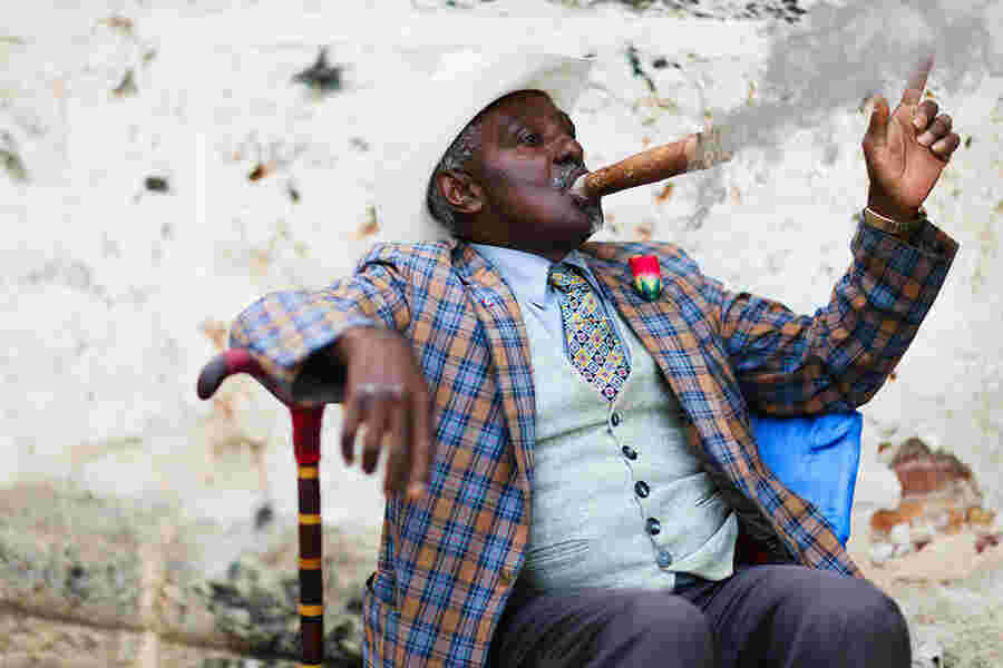 Smoker Meaning and Definition