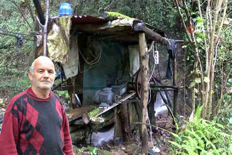 66 year old pensioner produces his own electricity with the system he established