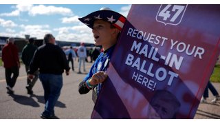 Donald Trump looks to excite white, small-town base at Wisconsin rally